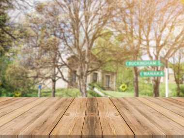 Ahşap Pano boş tablo önünde arka plan bulanık. Ormandaki - bulanıklık ağaçlar üzerinde perspektif kahverengi ahşap-ebilmek var olmak kullanılmış için görüntü alay ya da ürün montaj. bahar mevsimi. Filtre vintage.