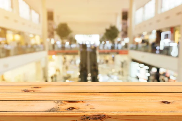 Träskiva tom tabell suddig bakgrund. Perspektiv brunt trä över oskärpa i varuhuset - kan användas för visning eller montage dina produkter. Håna upp för visning av produkten. — Stockfoto