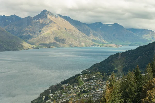 Aerial view of Queenstown in South Island, New Zealand. Cityscape and Landscape of queenstown with lake Wakatipu from top, new zealand, south island. — Stock Photo, Image