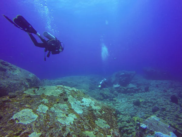 Selfie subacqueo di immersioni con bastone selfie. Mare blu profondo. Colpo grandangolare . — Foto Stock