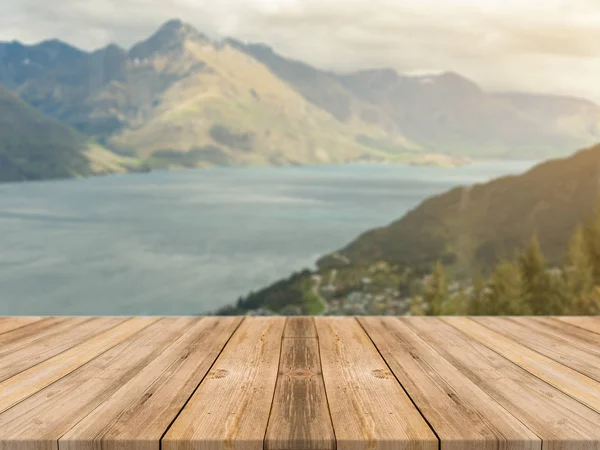 Placa de madeira mesa vazia na frente do fundo borrado. Mesa de madeira marrom perspectiva sobre borrão mar e paisagem de montanha fundo - pode ser usado simular para exibir ou montar seus produtos . — Fotografia de Stock