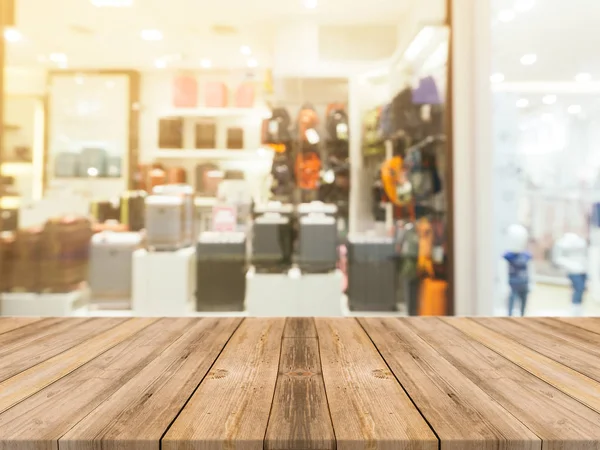 Placa de madeira mesa vazia fundo borrado. Perspectiva de madeira marrom sobre borrão em loja de departamento - pode ser usado para exibir ou montar seus produtos.Preparar para exibição de produto . — Fotografia de Stock