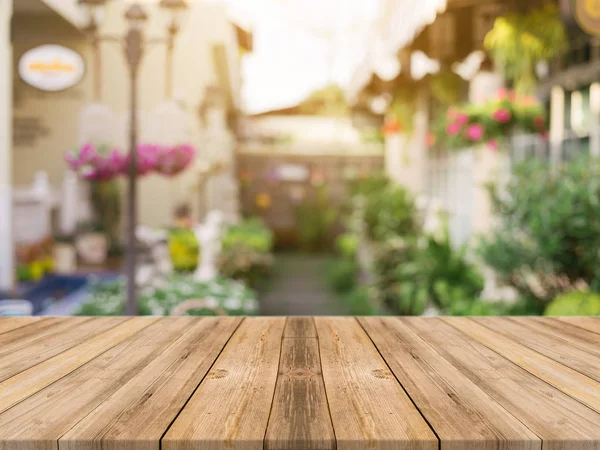 Tablă din lemn de masă goală pe fundal neclară. Perspectivă masă din lemn maro peste estompare în fundal cafenea poate fi folosit batjocură pentru afișarea produselor montaj sau design aspect vizual cheie . — Fotografie, imagine de stoc