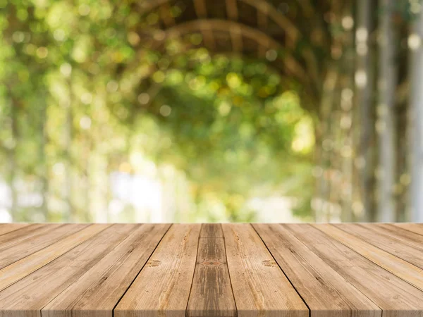 Ahşap Pano boş tablo önünde arka plan bulanık. Bulanıklık ağaçları orman arka planda - üzerinde perspektif kahverengi ahşap masa-ebilmek var olmak kullanılmış için görüntü alay ya da ürün montaj. bahar mevsimi.