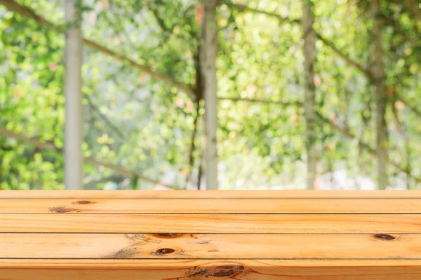 Ahşap Pano boş tablo önünde arka plan bulanık. Bulanıklık ağaçları orman arka planda - üzerinde perspektif kahverengi ahşap masa-ebilmek var olmak kullanılmış için görüntü alay ya da ürün montaj. bahar mevsimi.