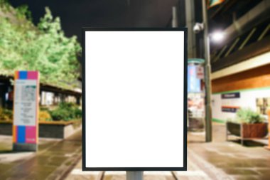 Alay kadar dikey sokak billboard işareti kopya alanı metin mesajı veya içeriğine şehir arka plan ile boş