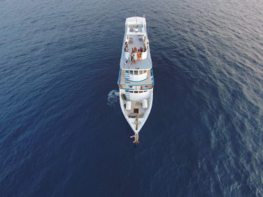 Açık denizde rüzgarlı gün yelken mavi yolculuk için şaşırtıcı görünümü. Havadan fotoğraf dron görünümü - açı kuşlar göz. Cruise Gemi Tema.