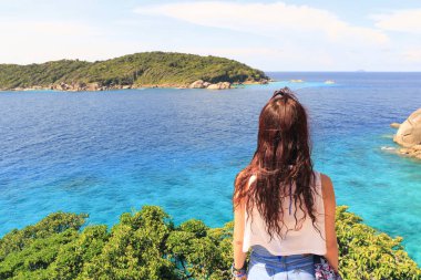 Bir genç Gezgin kız dağ Halong Bay üstüne otur ve deniz manzarası güzelliği yakalayın. Genç kız aşk yaban hayatı, seyahat, özgürlük.