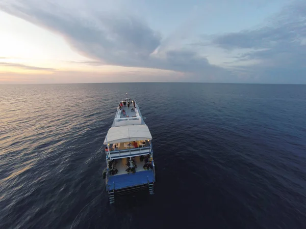 Açık denizde rüzgarlı gün yelken mavi yolculuk için şaşırtıcı görünümü. Havadan fotoğraf dron görünümü - açı kuşlar göz. Cruise Gemi Tema.