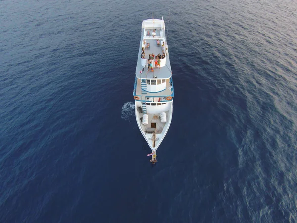 Vue imprenable sur bateau de croisière naviguant en pleine mer par temps venteux. Vue aérienne du drone - angle oculaire des oiseaux. Thème bateau de croisière . — Photo