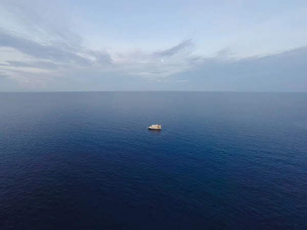 Photo aérienne d'un drone volant d'un paysage naturel fascinant avec un coucher de soleil spectaculaire qui se reflète dans l'eau de mer avec des vagues calmes. Beau paysage d'un océan Indien avec lever de soleil — Photo