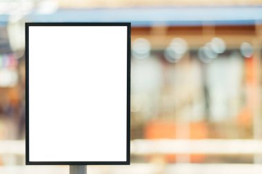 Alay kadar kopya alanı metin mesajı veya içerik modern alışveriş merkezi ile dikey billboard işareti, boş.