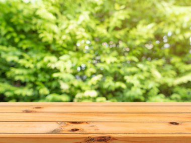 Ahşap Pano boş tablo önünde arka plan bulanık. Bulanıklık ağaçları orman arka planda - üzerinde perspektif kahverengi ahşap masa-ebilmek var olmak kullanılmış için görüntü alay ya da ürün montaj. bahar mevsimi.