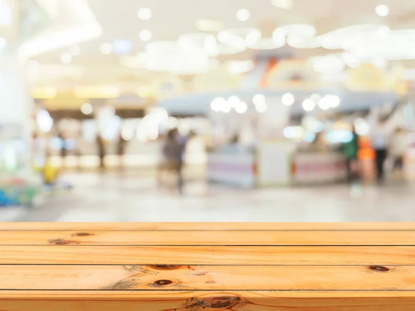 Träskiva tom tabell suddig bakgrund. Perspektiv brun trä tabell över oskärpa i varuhuset bakgrunden - kan användas för visning eller montage dina produkter. Håna upp för visning av produkten. — Stockfoto