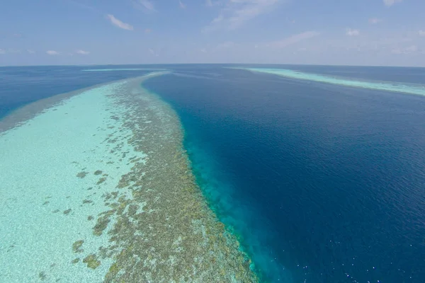 Vista aérea de una isla tropical en maldivas de agua turquesa para vacaciones concepto de fondo de vacaciones - Aumentar el procesamiento de color . — Foto de Stock