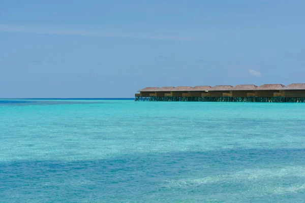 Hermoso complejo tropical de Maldivas hotel e isla con playa y mar en el cielo para vacaciones concepto de fondo de vacaciones - Aumentar el procesamiento de color — Foto de Stock