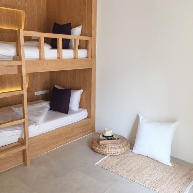 Temiz hostel Oda ahşap ranza yatak ile.