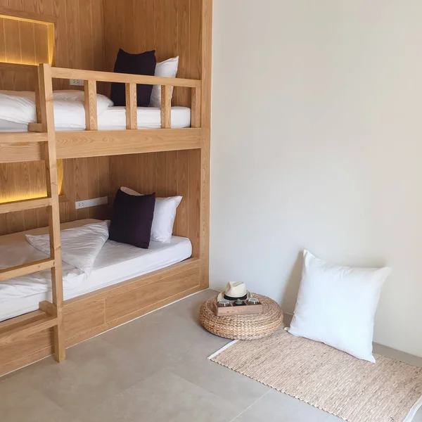 Chambre propre auberge avec lits superposés en bois . — Photo
