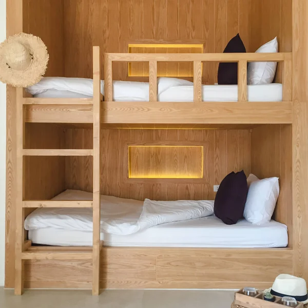 Cameră de pensiune curată cu paturi supraetajate din lemn . fotografii de stoc fără drepturi de autor