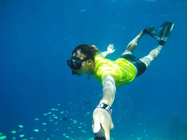 Submarino buceo selfie tiro con palo selfie. Mar azul profundo. Amplio ángulo tiro . —  Fotos de Stock