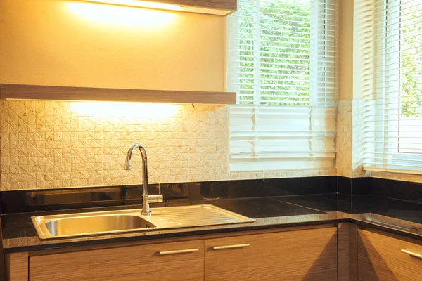 Сучасна біла кухня раковина з ранковими сонячними променями — стокове фото