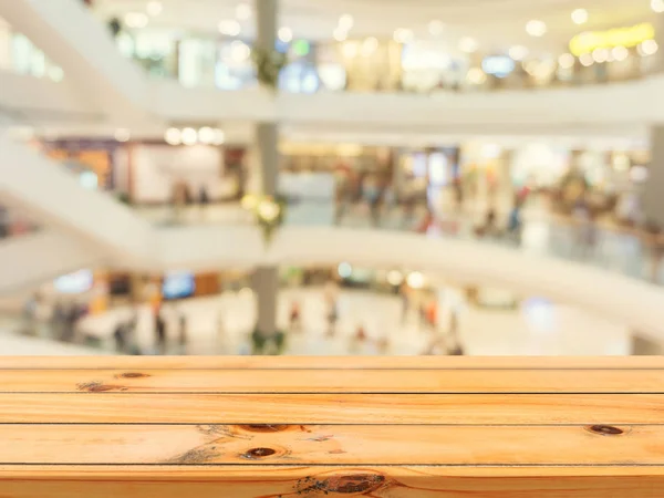 Träskiva tom tabell suddig bakgrund. Perspektiv brun trä tabell över oskärpa i varuhuset bakgrunden - kan användas för visning eller montage dina produkter. Håna upp för visning av produkten. — Stockfoto