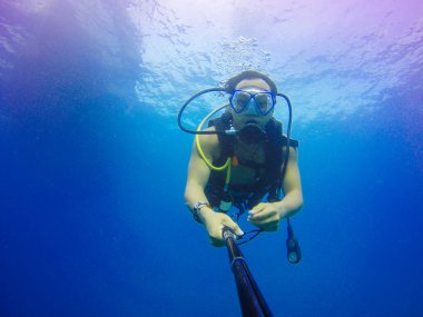 Sualtı dalış selfie selfie sopayla vurdu. Derin mavi deniz. Geniş açı çekim.