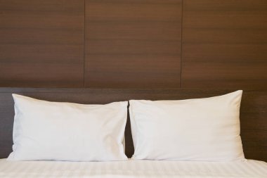 Yumuşak renkli yatak odası. Zarif yatak odasında büyük, rahat bir çift kişilik yatak.