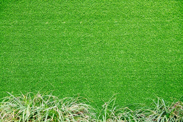 Textura de césped natural con dibujos de fondo en el césped del campo de golf desde la vista superior: Fondo abstracto de césped auténtico césped con textura ambiental telón de fondo en tono de color verde amarillo brillante —  Fotos de Stock