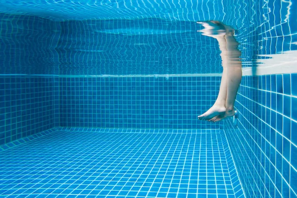 Divertenti gambe per famiglie subacquee in piscina, vacanza e concetto di sport — Foto Stock