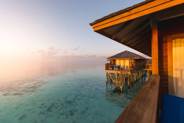 Hermoso complejo tropical de Maldivas hotel e isla con playa y mar en el cielo puesta de sol para vacaciones concepto de fondo de vacaciones - Aumentar el procesamiento de color . — Foto de Stock