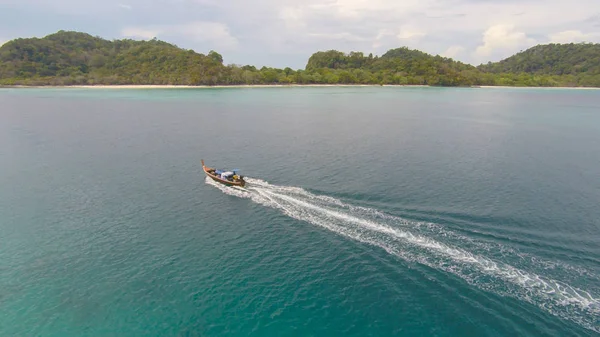 Vista incrível para o barco navegando em mar aberto no dia ventoso. Visão de zangão - ângulo de olho de pássaros. - Aumentar o processamento de cores . — Fotografia de Stock