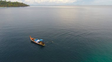 Rüzgarlı bir gün, açık deniz tekne yelken şaşırtıcı görünümüne. Drone görünümü - kuşlar göz açısı. -Boost renk işleme.