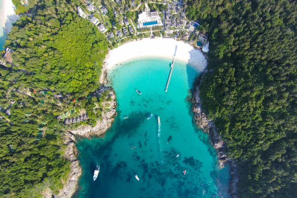 Playa tropical con mar y palma tomada de dron. Seychelles famosa playa de tiburones - foto aérea - Aumentar el procesamiento de color . — Foto de Stock