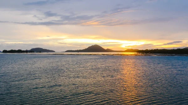 Panorama de la hermosa puesta de sol en el océano - Aumentar el procesamiento de color . — Foto de Stock