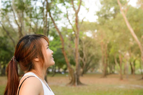 Portret pięknej uśmiechniętej młodej kobiety cieszącej się jogą, relaksującej, czującej się żywą, oddychającej świeżym powietrzem, wolnej od pracy lub związków, spokojnej i śniącej zamkniętymi oczami, w zielonym parku, przestrzeń do kopiowania — Zdjęcie stockowe