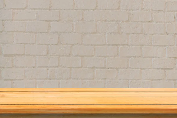 Pusty górne półki drewniane i kamienne ściany tła. Perspektywa brązowy drewno półki na tle kamiennego muru. -może służyć do wyświetlania lub montaż produktów. Makiety do wyświetlania produktu. — Zdjęcie stockowe