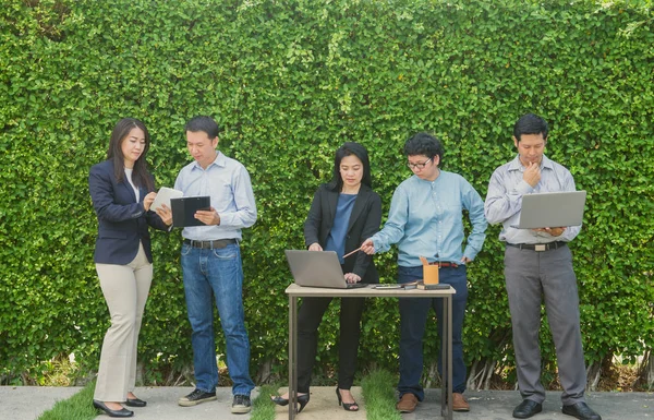 Reunión de gente de negocios Concepto de conexión de dispositivos digitales corporativos en la pared del árbol . — Foto de Stock