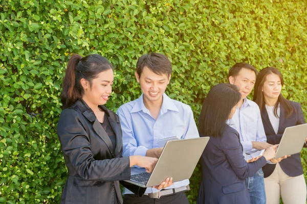 Reunión de gente de negocios Concepto de conexión de dispositivos digitales corporativos en la pared del árbol . — Foto de Stock