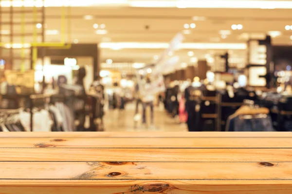 Placa de madeira mesa vazia fundo borrado. Mesa de madeira marrom perspectiva sobre borrão no fundo da loja de departamento pode ser usado para exibir ou montar seus produtos. Mock up para exibição de produto . — Fotografia de Stock