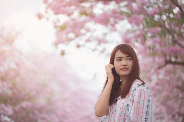 Szczęśliwą kobietą podróżnik relaksu Zapraszam z wiśniowych lub sakura kwiat drzewa na wakacjach — Zdjęcie stockowe