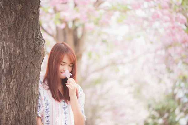 Mutlu kadın Gezgin kiraz çiçekleri veya sakura çiçek ağaç çekinmeyin tatile sakin ol — Stok fotoğraf