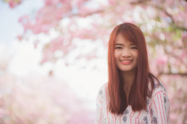Mujer feliz viajero relajarse sentirse libre con flores de cerezo o árbol de flores sakura de vacaciones —  Fotos de Stock