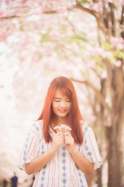 幸せな女性旅行者が休暇で気軽に桜の花と桜の花をリラックスします。 — ストック写真