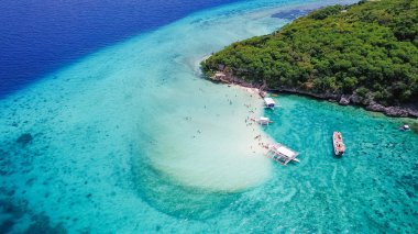 Kumlu plaj Oslob, Cebu, Filipinler açılış Sumilon Adası Beach güzel berrak Denizi suda Yüzme turist ile hava görünümünü. -Boost renk işleme.