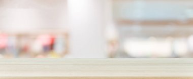 Ahşap Pano boş tablo arka plan bulanık. Perspektif kahverengi ahşap masa üzerinde alışveriş arka plan, panoramik banner - bulanıklık-ebilmek var olmak kullanılmış sahte montaj ürünleri görüntülemek ya da tasarım için.