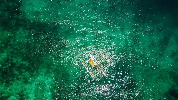 Increíble vista al yate navegando en mar abierto en el día ventoso. Vista del dron - ángulo ocular de las aves. - Aumentar el procesamiento de color . — Foto de Stock