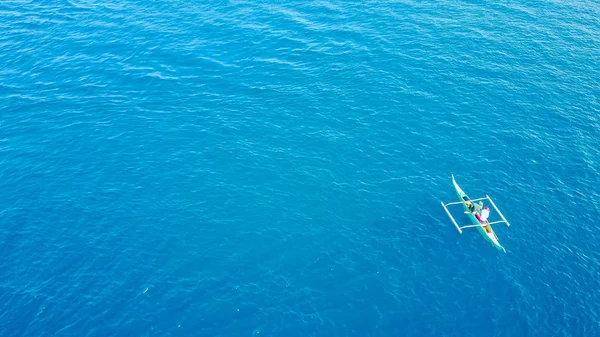 Increíble vista al yate navegando en mar abierto en el día ventoso. Vista del dron - ángulo ocular de las aves. - Aumentar el procesamiento de color . — Foto de Stock