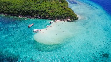 Kumlu plaj Oslob, Cebu, Filipinler açılış Sumilon Adası Beach güzel berrak Denizi suda Yüzme turist ile hava görünümünü. -Boost renk işleme.