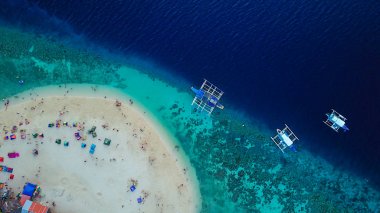 Kumlu plaj Oslob, Cebu, Filipinler açılış Sumilon Adası Beach güzel berrak Denizi suda Yüzme turist ile hava görünümünü. -Boost renk işleme.